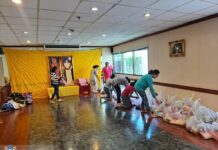 Sirviendo a niños necesitados en Tailandia